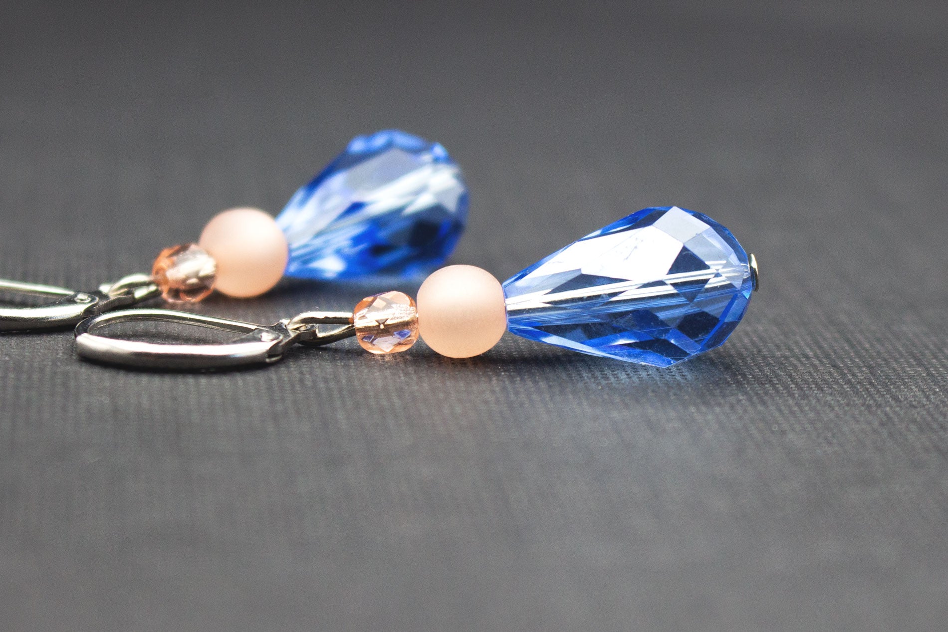 Elegante Tropfenohrringe mit hellblauen Glasperlen und Polarisperle in Rosa