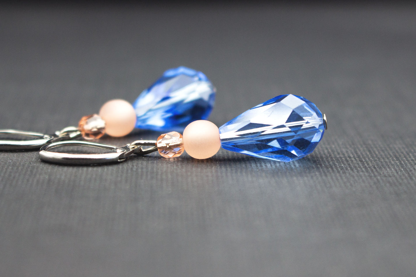 Leichte Tropfenohrringe in Hellblau, Rosa und Lachs – stilvoller Ohrschmuck für Damen