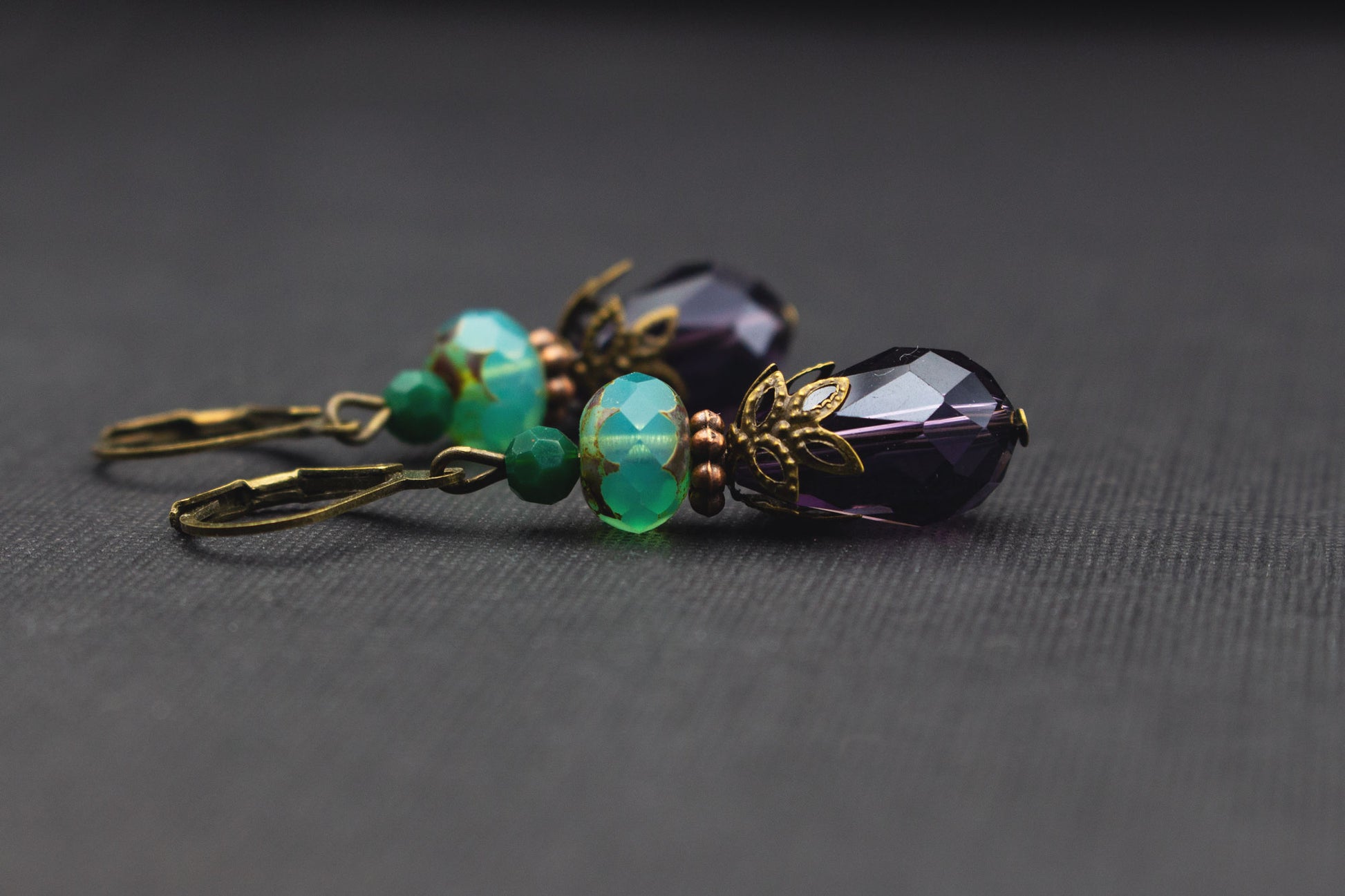 Tropfenohrringe Lila Türkis mit Glasperlen – eleganter Schmuck in Violett und Smaragdgrün