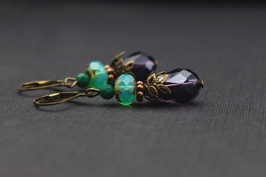 Tropfenohrringe Lila Türkis mit Glasperlen – eleganter Schmuck in Violett und Smaragdgrün