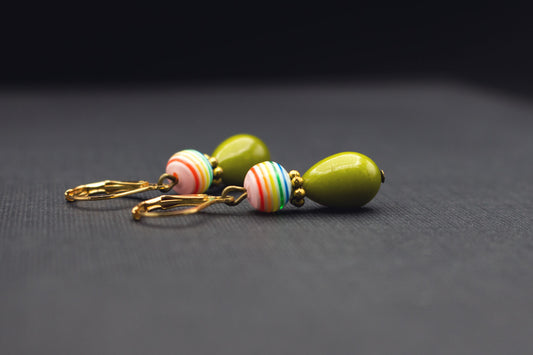Tropfenohrringe Olivgrün Regenbogen – bunter Schmuck mit gestreiften Perlen