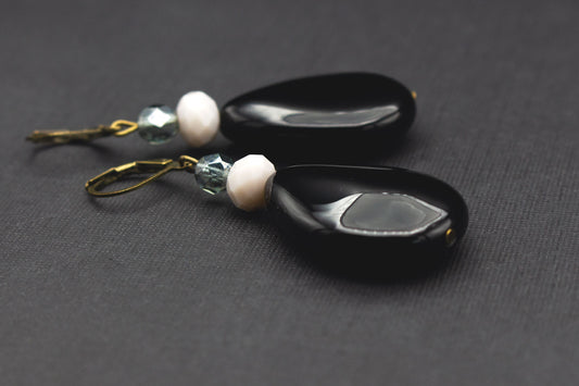 Tropfenohrringe Schwarz Creme mit Glasperlen – eleganter Schmuck in Bronze