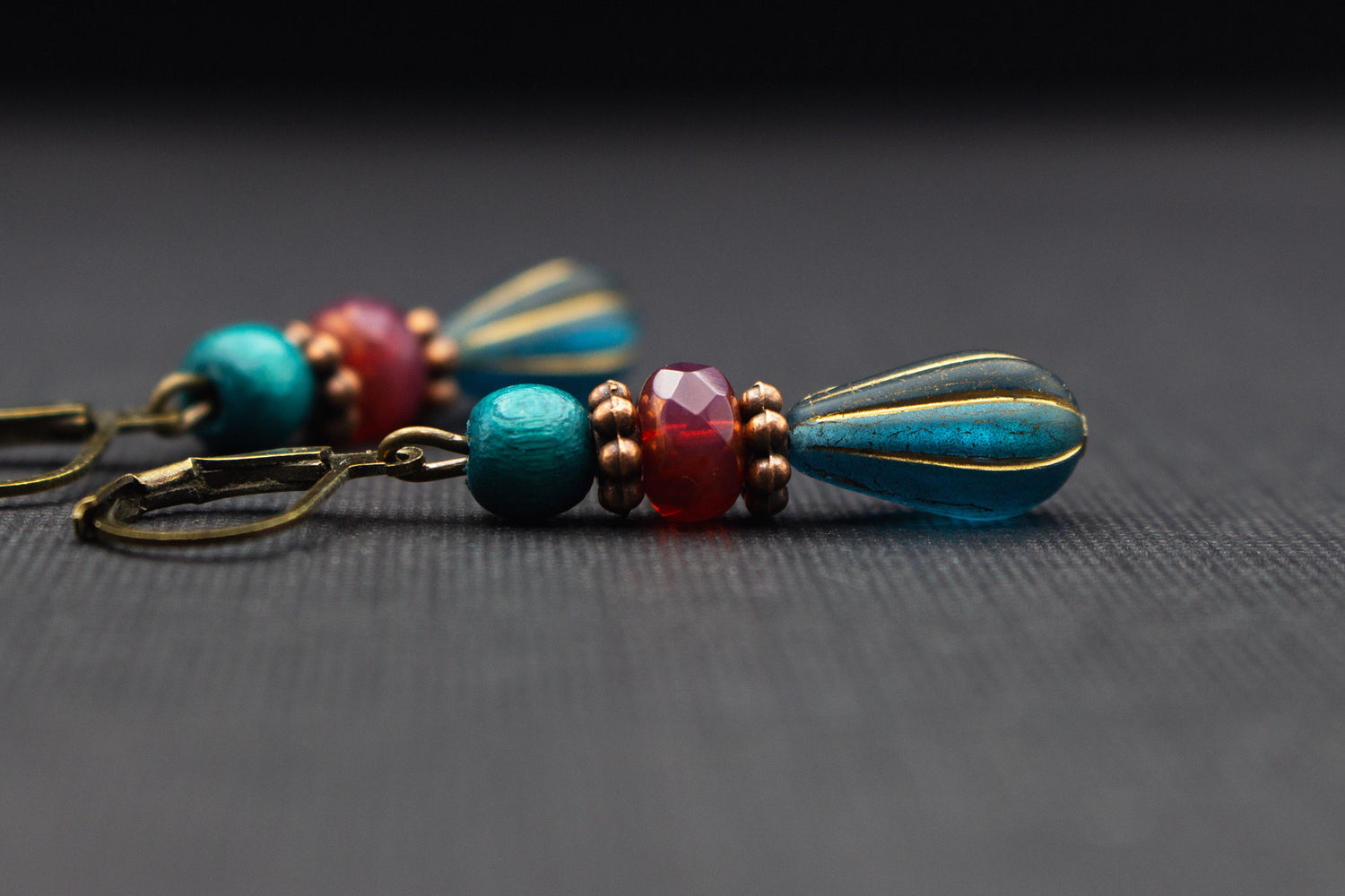 Tropfenohrringe Türkis Dunkelrot mit Glasperlen – ausdrucksstarker Schmuck im Vintage-Stil