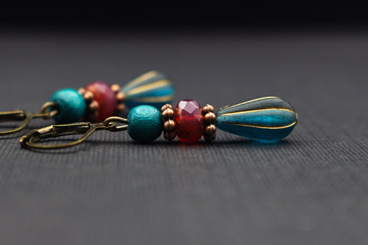 Tropfenohrringe Türkis Dunkelrot mit Glasperlen – ausdrucksstarker Schmuck im Vintage-Stil