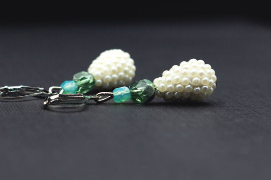 Tropfenohrringe in Weiß, Lindgrün und Mint mit Glasperlen – moderner Ohrschmuck für Damen
