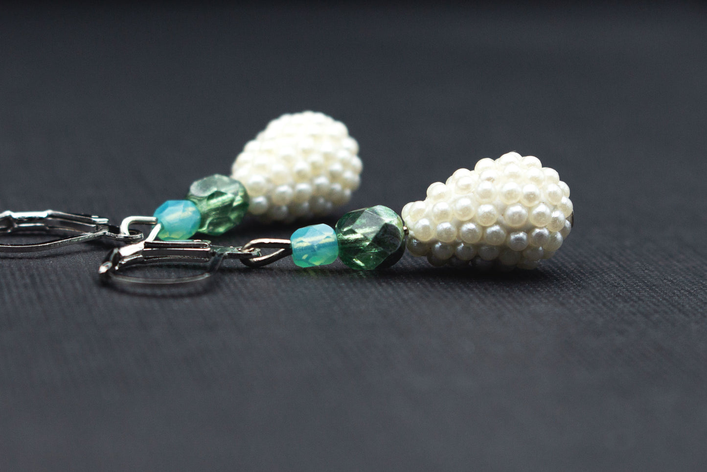 Elegante Tropfenohrringe in Weiß und Mint – romantischer Schmuck für Hochzeit