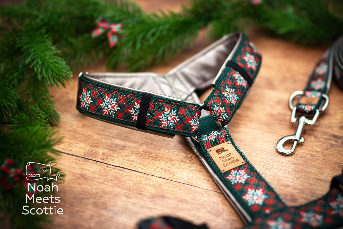 Verstellbares Weihnachts-Hundegeschirr mit Karo, Schneekristallen und dunkelgrünem Gurtband
