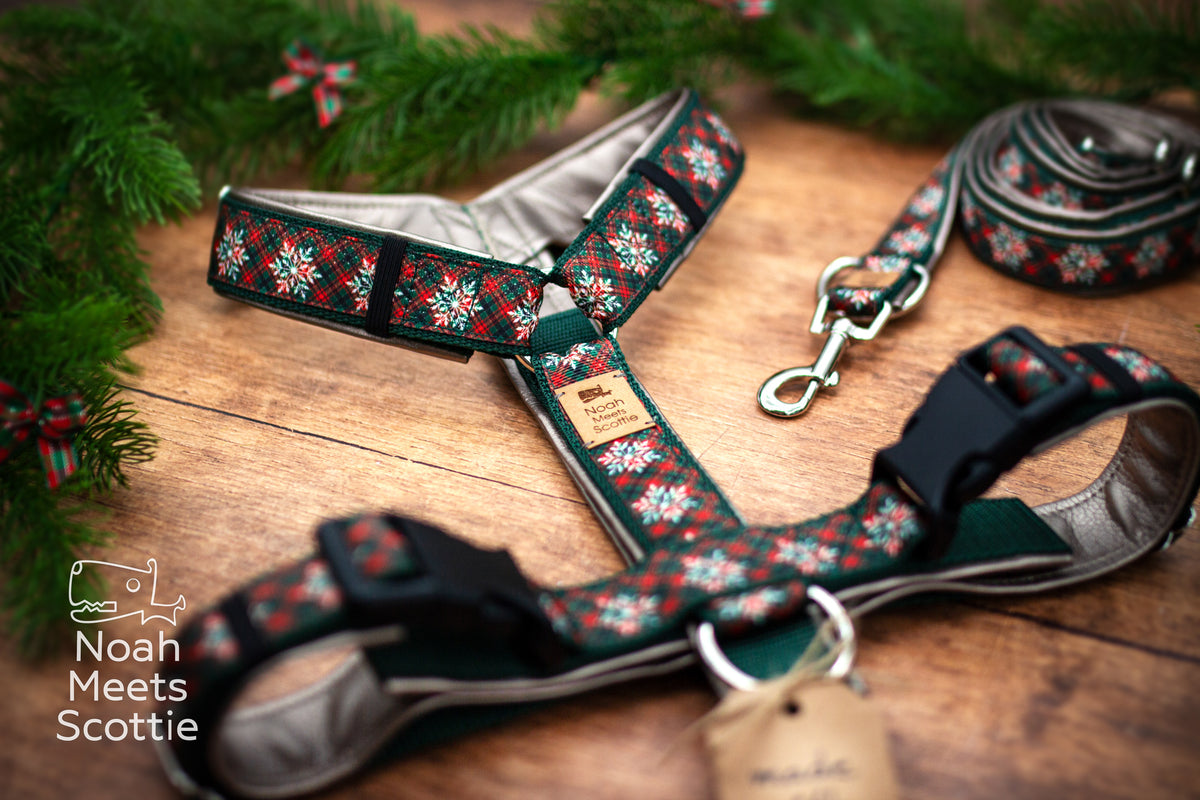Detailansicht des karierten Weihnachts-Hundegeschirrs mit weißen Schneeflocken und silberfarbenen Beschlägen
