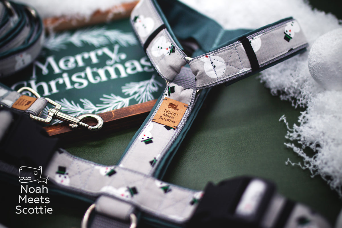 Graues Gurtband am Weihnachts-Hundegeschirr mit hellgrauem Baumwollstoff und kleinen Schneemännern.