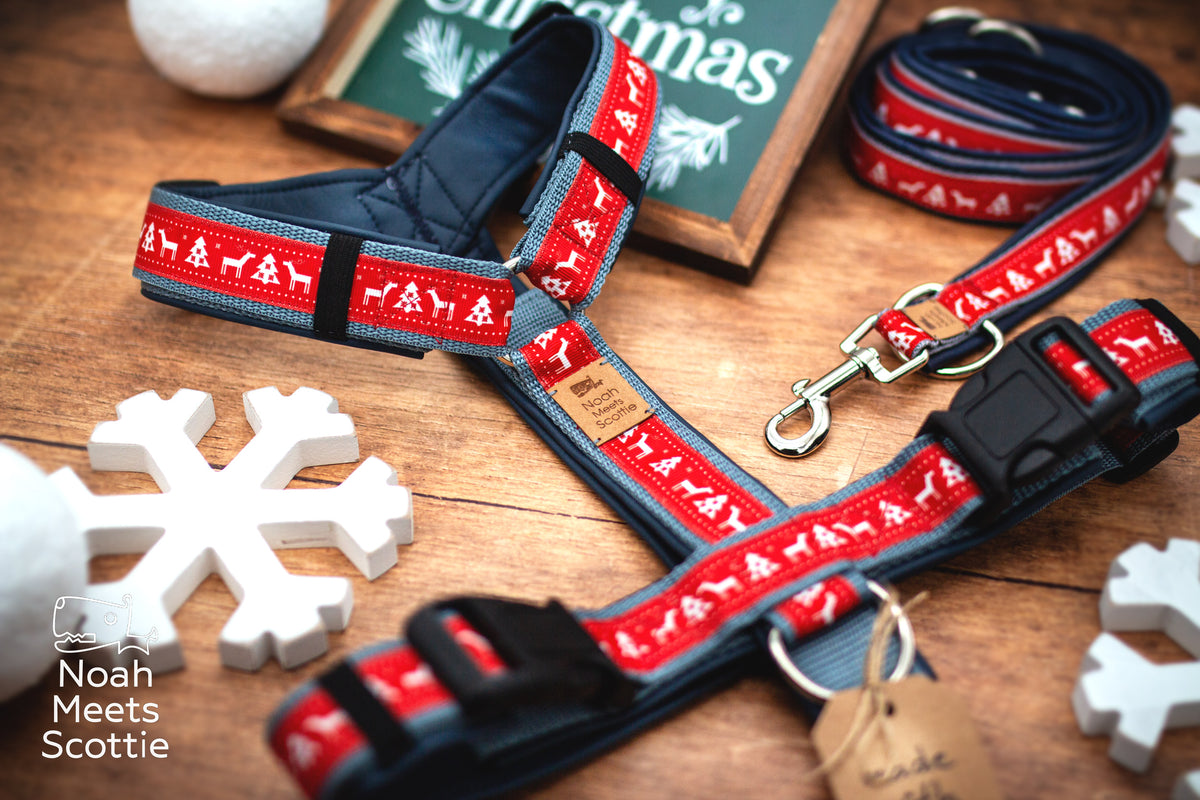 Detailansicht des nordischen Weihnachtsmusters mit Rentieren, Tannen und weißen Strickmuster-Elementen auf kräftigem Rot.