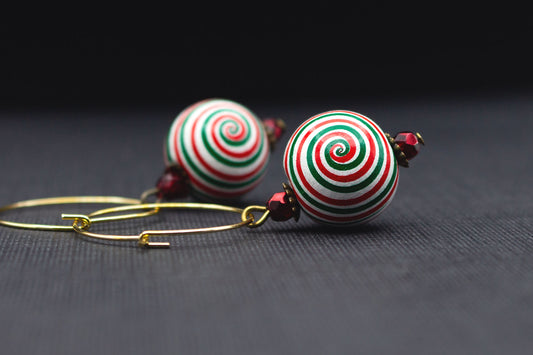 Weihnachts Ohrringe mit Creolen und Holzperlen im festlichen Grün-Rot Spiraldesign