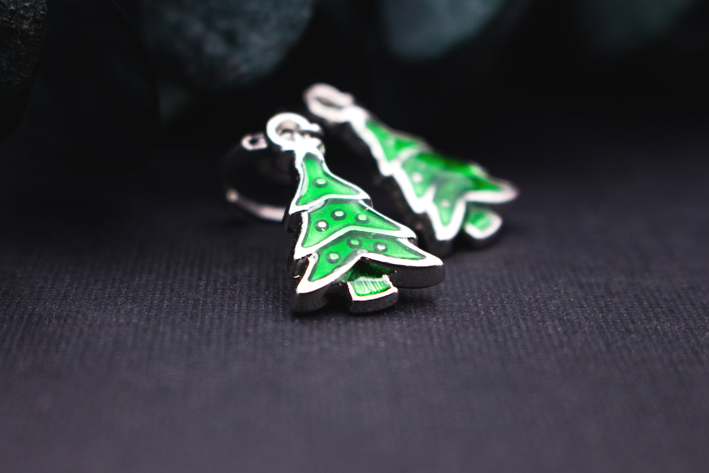 Festliche Tannenbaum-Weihnachtsohrringe aus grüner Emaille mit silberner Fassung – leichter saisonaler Ohrschmuck für Advent, Winter und Weihnachten.
