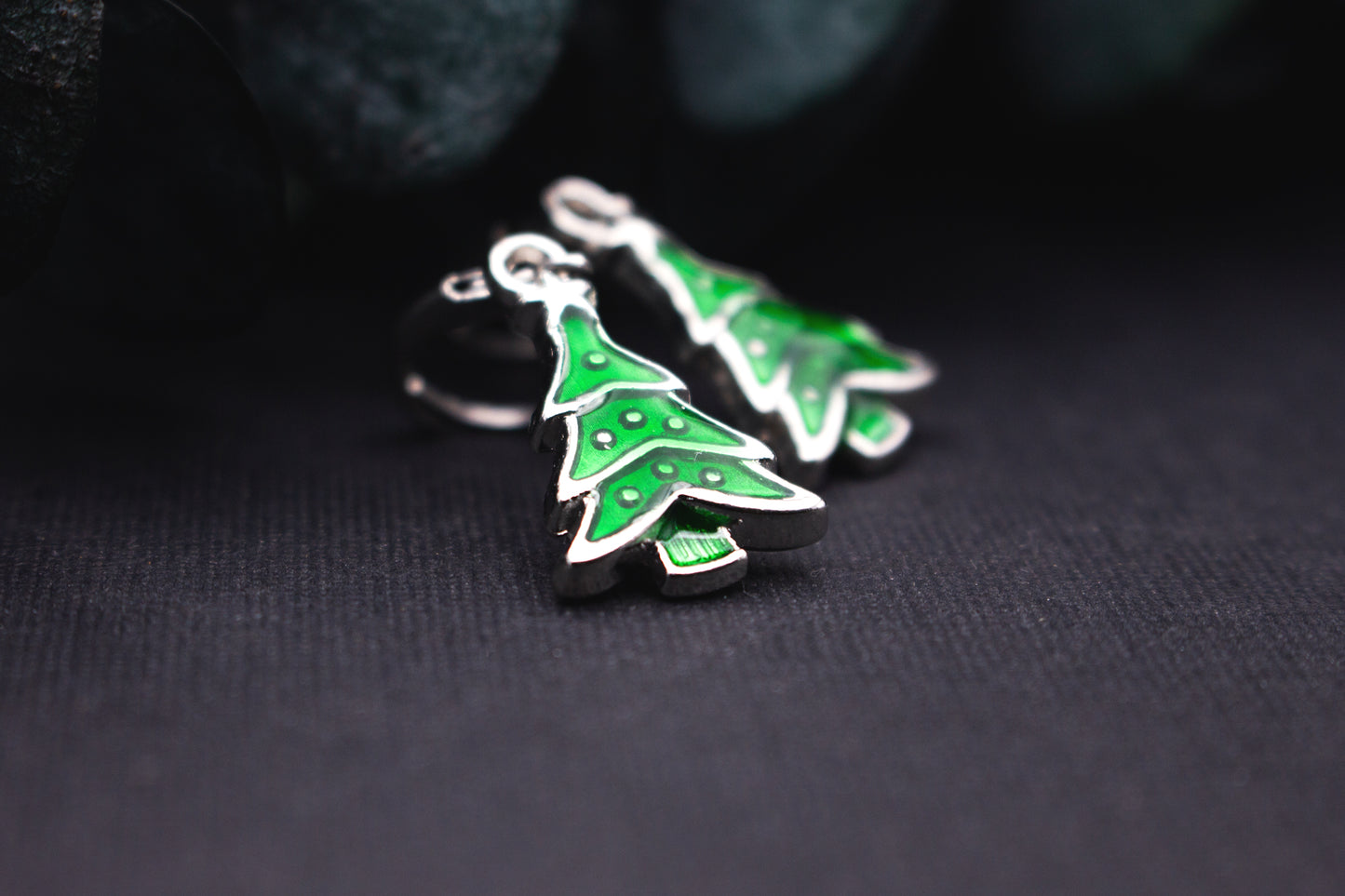 Weihnachtsohrringe in Tannenbaumform, grüne Emaille mit silbernen Konturen – stilvoller Ohrschmuck für Advents- und Winterlooks.