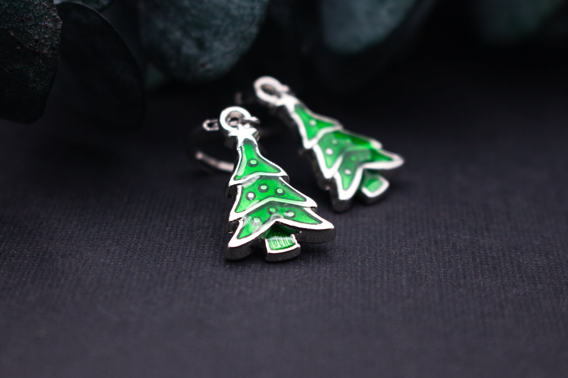 Kleine grüne Tannenbaum-Ohrhänger mit silberner Emaille-Fassung – fröhlicher saisonaler Schmuck für die Weihnachtszeit.