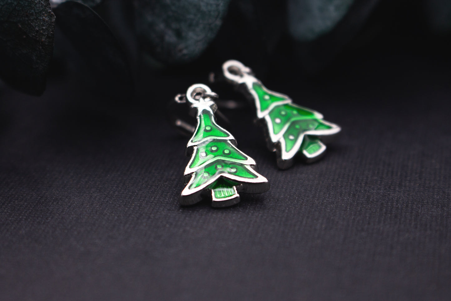 Winterliche Emailleohrringe in Tannenbaumform, Grün und Silber – detailreicher, leichter Ohrschmuck für Adventstage und Weihnachtsfeste.